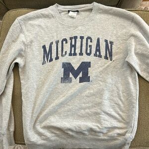 Medium women’s michigan sweatshirt